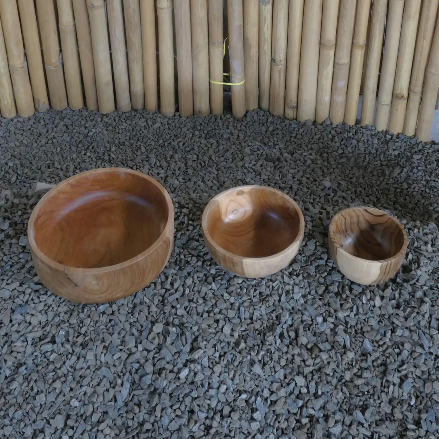  Product image 1 of the product “Salad bowls round, wide from teak root wood, Set of 3. Sizes: L: 25x25x9cm H. M:20x20x8cm H. S: 15x15x7cm H. ”